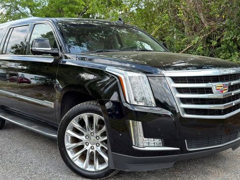Used 2020 Cadillac Escalade ESV Luxury RWD image 2