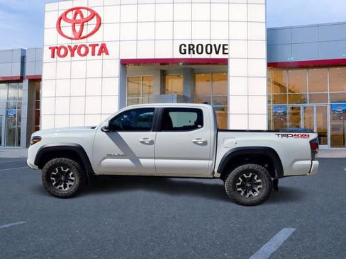 Used 2023 Toyota Tacoma TRD Off-Road w/ Technology Package AWD/4WD image 2
