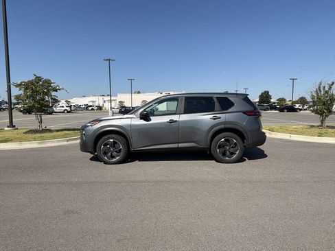 Used 2024 Nissan Rogue SV AWD/4WD image 2