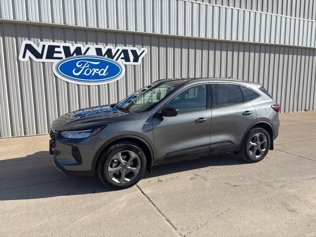 Used 2025 Ford Escape ST-Line w/ Tech Pack #1 AWD/4WD image 1