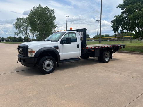 Used 2009 Ford F550 2WD Regular Cab Super Duty image 2