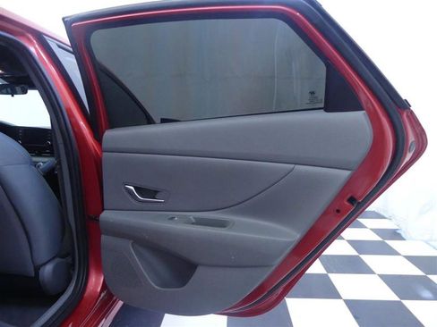 Used 2021 Hyundai Elantra SE image 24