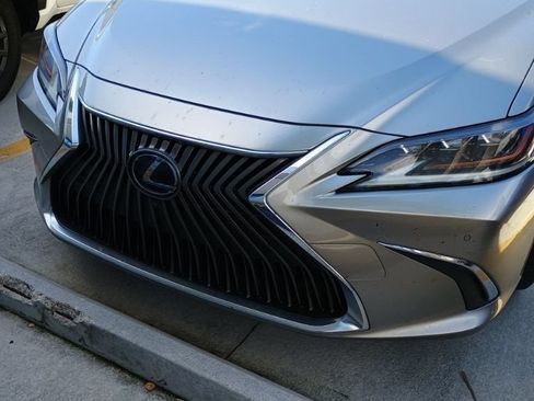 Used 2019 Lexus ES 300h w/ Accessory Package 2 FWD image 3