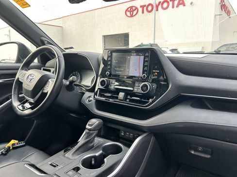 Used 2022 Toyota Highlander XSE FWD image 14