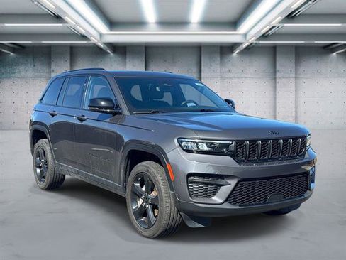 Used 2023 Jeep Grand Cherokee Altitude image 3