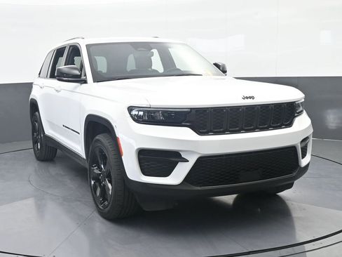 Used 2023 Jeep Grand Cherokee Altitude AWD/4WD image 9