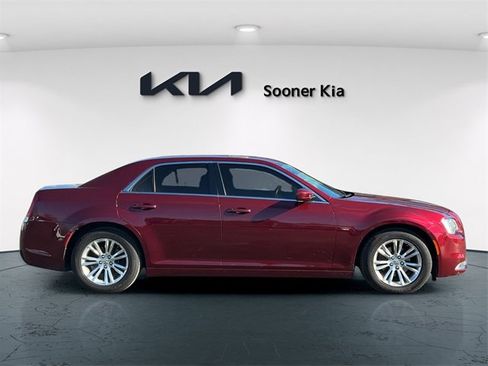 Used 2018 Chrysler 300 Touring L image 7