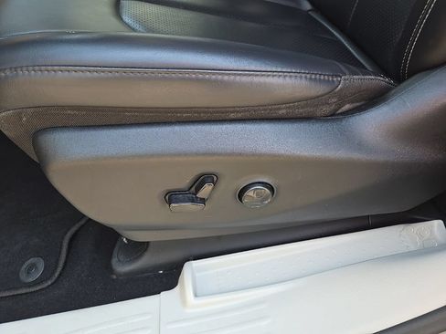 Used 2023 Chrysler Pacifica Touring-L FWD image 35