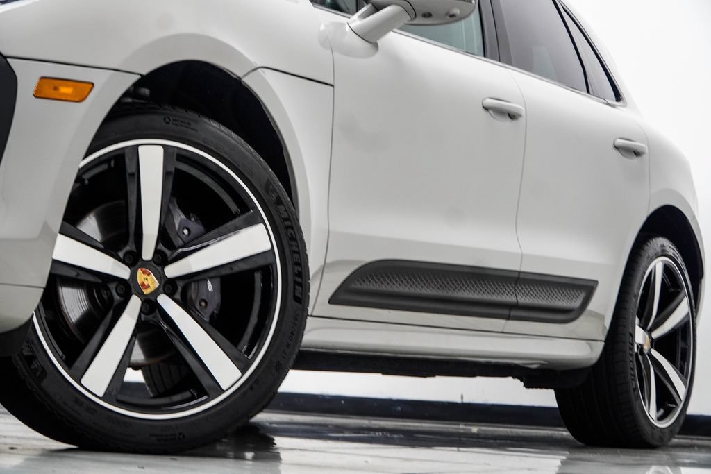 Used 2023 Porsche Macan AWD/4WD image 4