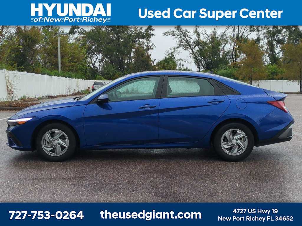 Used 2025 Hyundai Elantra SE w/ Cargo Package FWD image 2