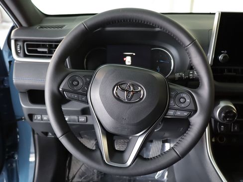 Used 2025 Toyota RAV4 SE image 17
