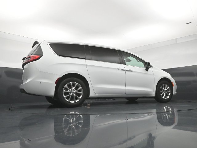 Used 2024 Chrysler Pacifica Touring-L AWD/4WD image 24