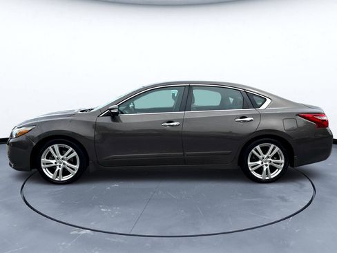 Used 2017 Nissan Altima 3.5 SL w/ 3.5SL Technology Package image 4
