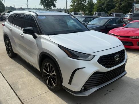 Used 2021 Toyota Highlander XSE FWD image 2