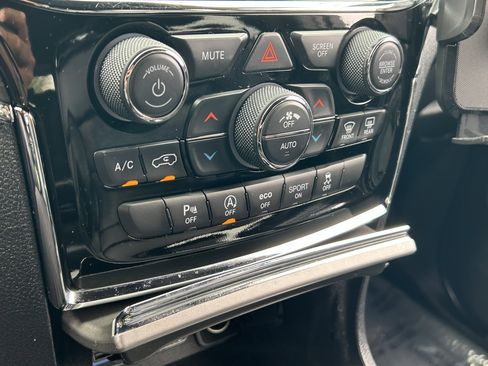 Used 2020 Jeep Grand Cherokee Limited w/ Luxury Group II image 26