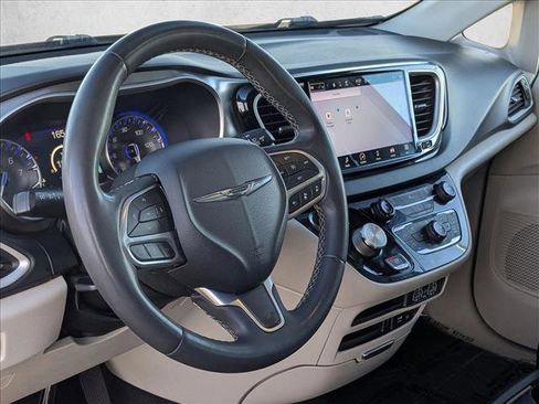 Used 2022 Chrysler Pacifica Touring-L image 10