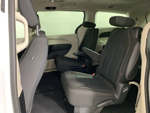 Used 2022 Chrysler Voyager LX image 31