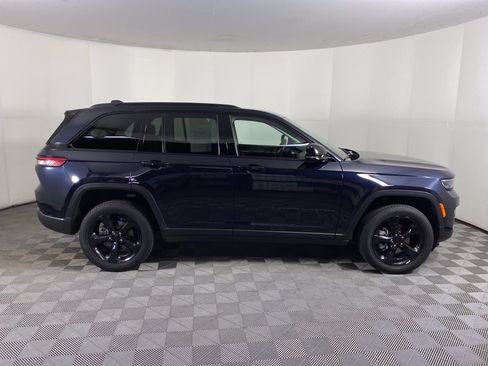 Used 2023 Jeep Grand Cherokee Limited w/ Black Appearance Package AWD/4WD image 7
