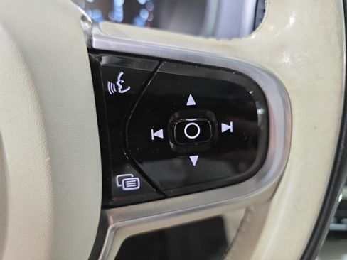 Used 2018 Volvo XC90 T6 Momentum w/ Convenience Package AWD/4WD image 11