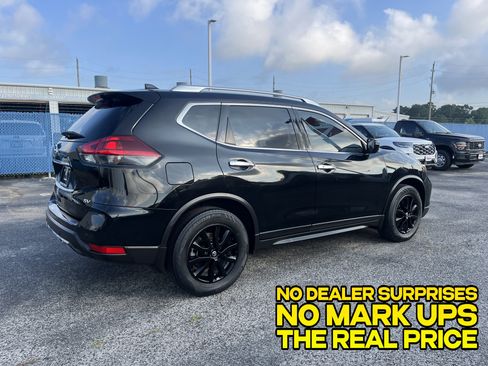 Used 2020 Nissan Rogue SV FWD image 2