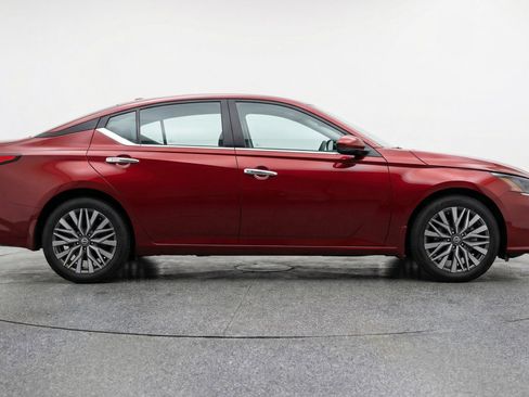 Used 2025 Nissan Altima 2.5 SV FWD image 11