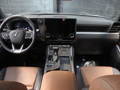 Used 2025 Lexus GX 550 w/ Accessory Package (2T) AWD/4WD image 30