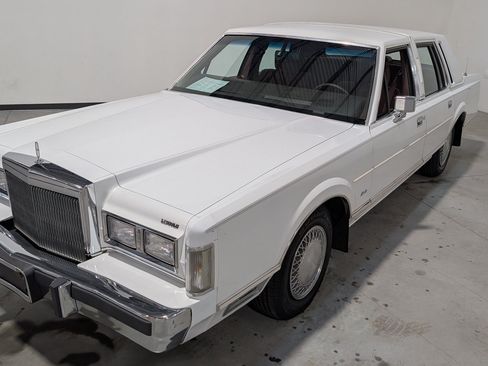Used 1988 Lincoln Town Car RWD image 2