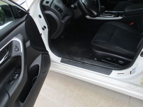 Used 2015 Nissan Altima 2.5 SV w/ Convenience Package FWD image 9
