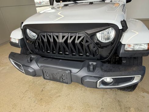 Used 2019 Jeep Wrangler Unlimited Sahara w/ Cold Weather Group image 5