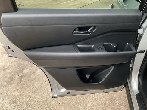 Used 2025 Nissan Pathfinder SV FWD image 17