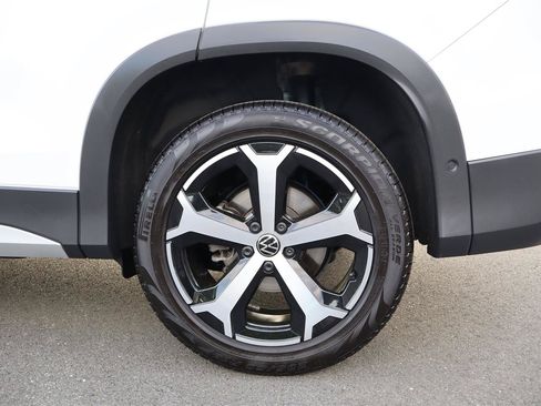 Used 2025 Volkswagen Tiguan SE w/ Panoramic Sunroof Package AWD/4WD image 11