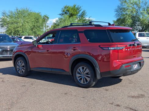 Used 2025 Nissan Pathfinder SV image 5