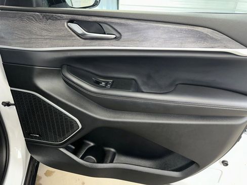 Used 2023 Jeep Grand Cherokee Limited w/ Black Appearance Package image 32