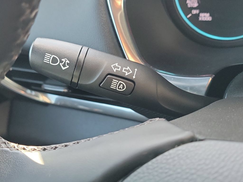 Used 2023 Chevrolet Traverse RS FWD image 11