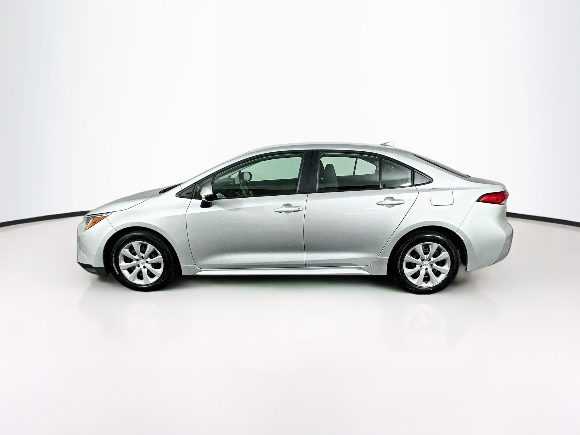 Used 2025 Toyota Corolla LE FWD image 4