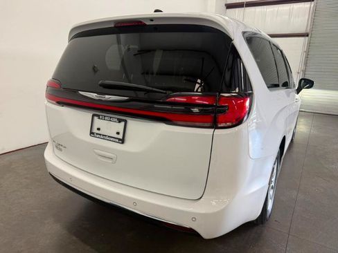 Used 2023 Chrysler Pacifica Touring-L FWD image 8