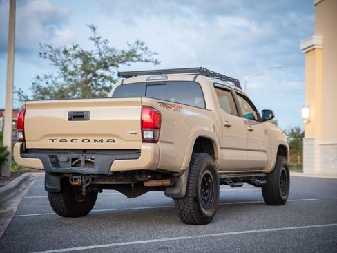 Used 2019 Toyota Tacoma TRD Sport image 4