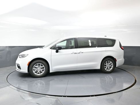 New 2026 Chrysler Pacifica Select image 9