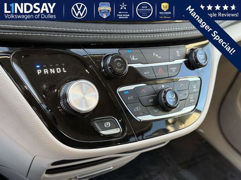 Used 2023 Chrysler Pacifica Touring-L image 18