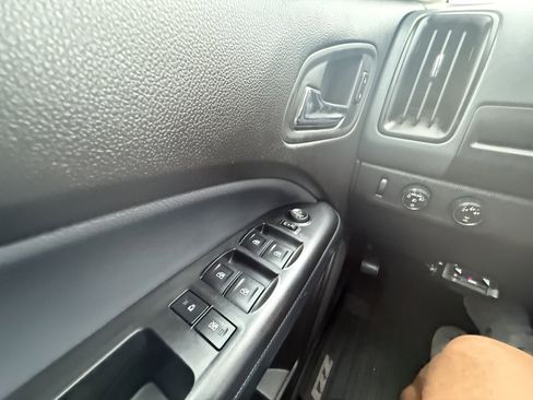 Used 2015 Chevrolet Colorado Z71 w/ Trail Boss Edition image 28