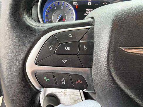 Used 2015 Chrysler 300 Limited w/ Driver Convenience Group image 28