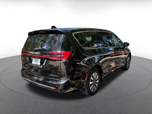 Used 2023 Chrysler Pacifica Touring-L image 17