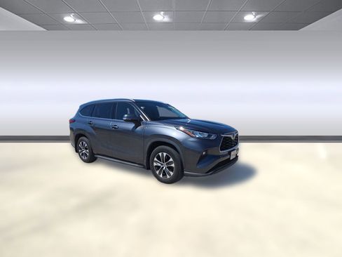 Used 2020 Toyota Highlander XLE image 5