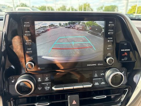 Used 2020 Toyota Highlander XLE AWD/4WD image 30