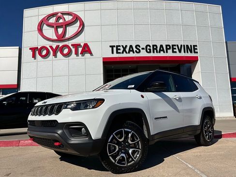 Used 2025 Jeep Compass Trailhawk image 2