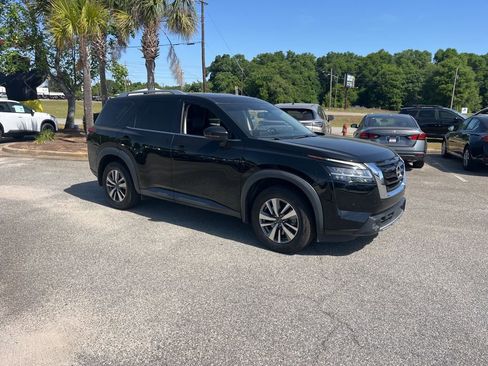 Used 2022 Nissan Pathfinder SL FWD image 1