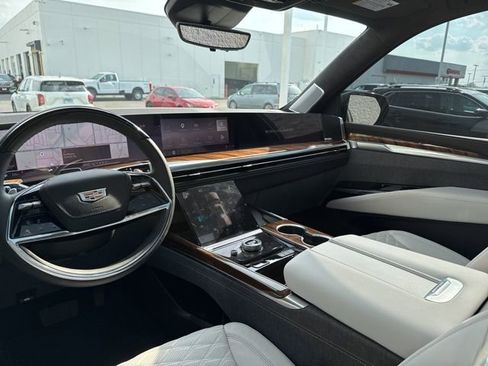 Used 2026 Cadillac Escalade Platinum Sport w/ LPO, ONYX Package AWD/4WD image 15