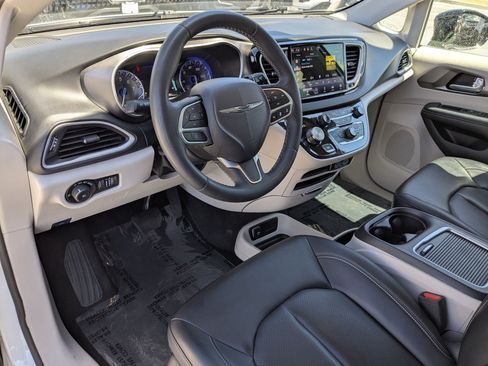 Used 2024 Chrysler Pacifica Touring-L FWD image 16