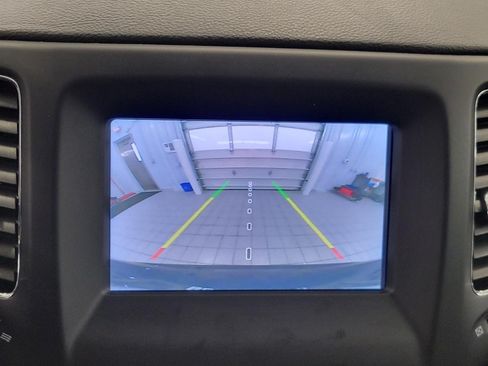 Used 2019 Jeep Compass Latitude w/ Cold Weather Group FWD image 15