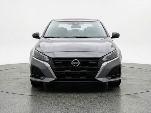 Used 2025 Nissan Altima 2.5 SV FWD image 2